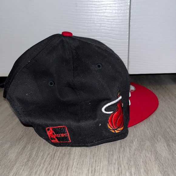 Men’s Miami Heat SnapBack Hats 9FIFTY / MITCHELL & NESS - Picture 5 of 15